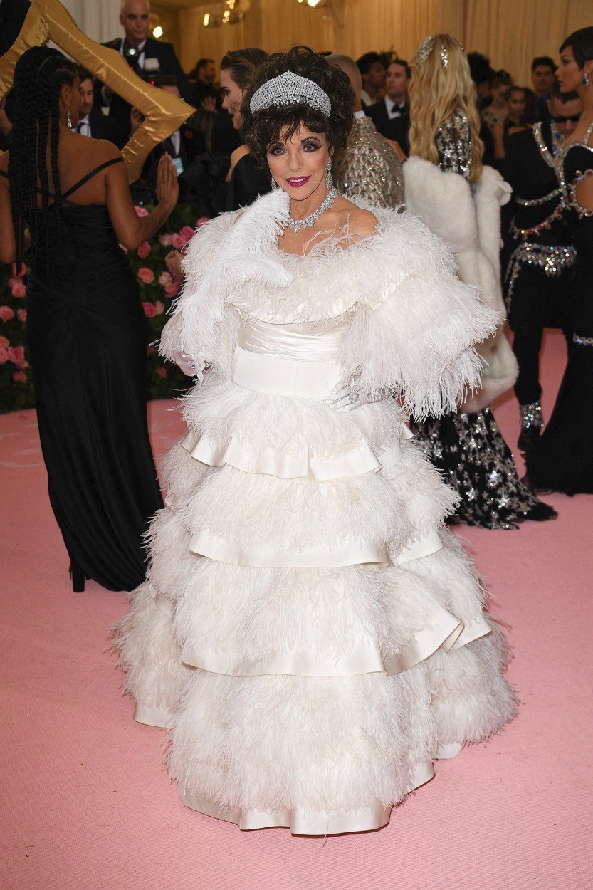 Joan Collinsová ve Valentino Haute Couture