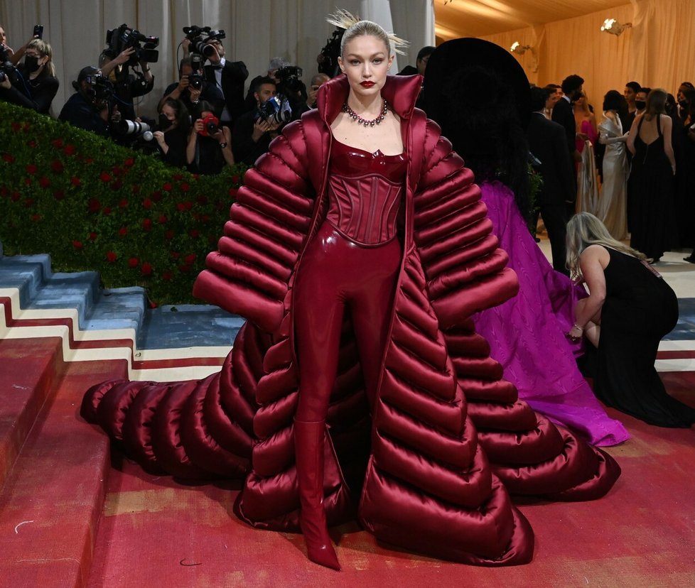 Met Gala 2022: Gigi Hadid dorazila v &#34;péřovce&#34;