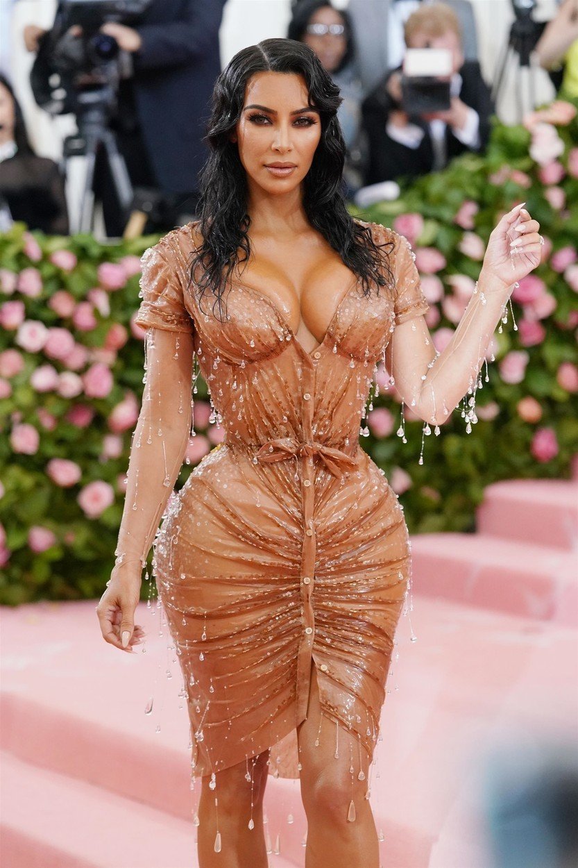 Kim Kardashian kvůli šatům dost trpěla.