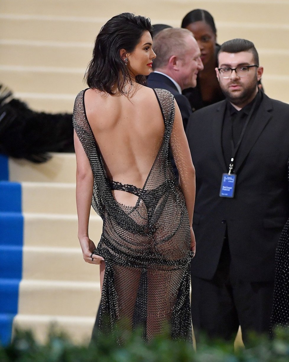 Kendall Jenner na Met Gala v roce 2017 ukázala své pozadí.