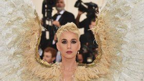 Katy Perry v modleu Versace
