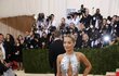 Met gala: Rita Ora (25), zpěvačka Šaty: Vera Wang (vlajka USA)