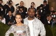 Met gala: Kim Kardashian (35) a Kanye West (38), tv hvězda a rapper Šaty a »oblek«: Balmain (FRA)