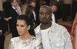 Met gala: Kim Kardashian (35) a Kanye West (38), tv hvězda a rapper Šaty a »oblek«: Balmain (FRA)