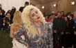 Met gala: Lady Gaga (30), zpěvačka Šaty: Donatella Versace (ITA)