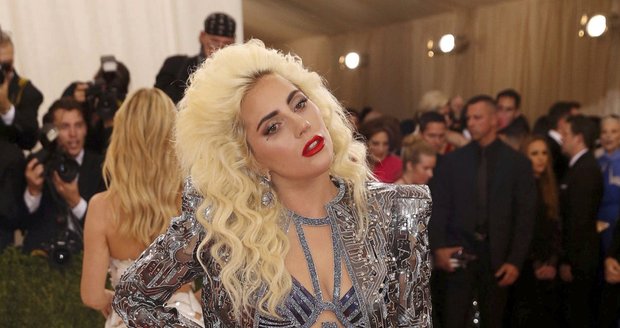 Met Gala: Lady Gaga (30), zpěvačka. Šaty: Donatella Versace (ITA)