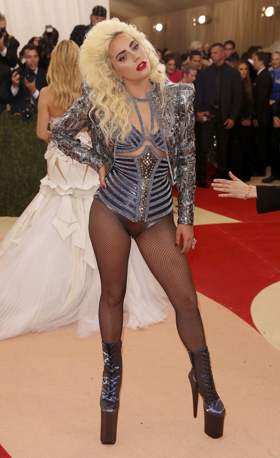 Met gala: Lady Gaga (30), zpěvačka Šaty: Donatella Versace (ITA)