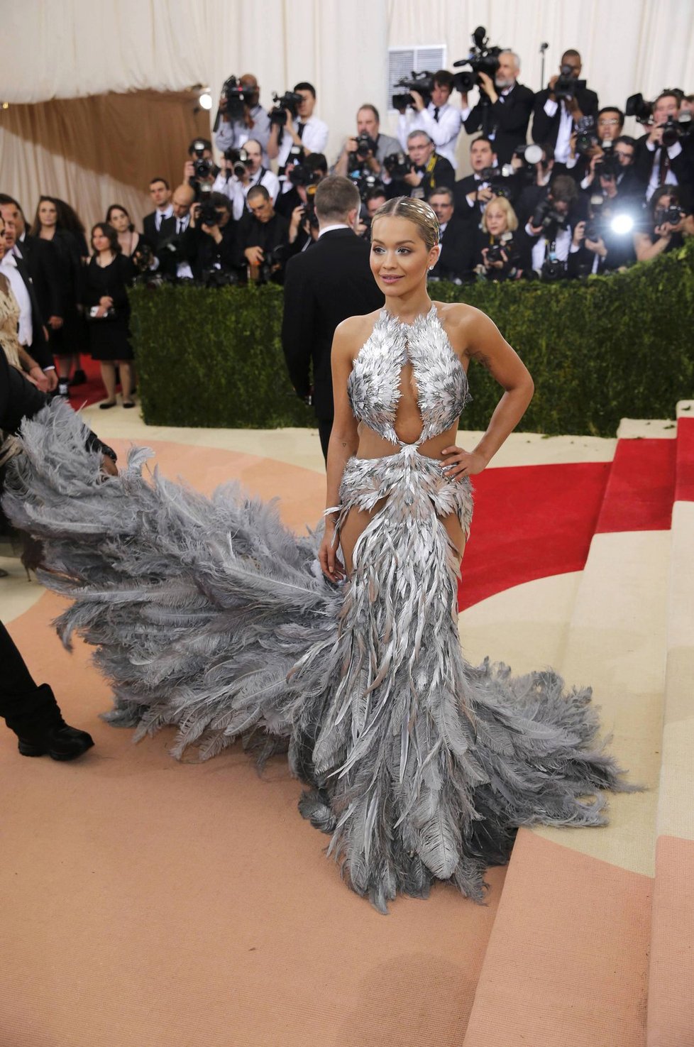 Met Gala: Rita Ora (25), zpěvačka. Šaty: Vera Wang (vlajka USA)