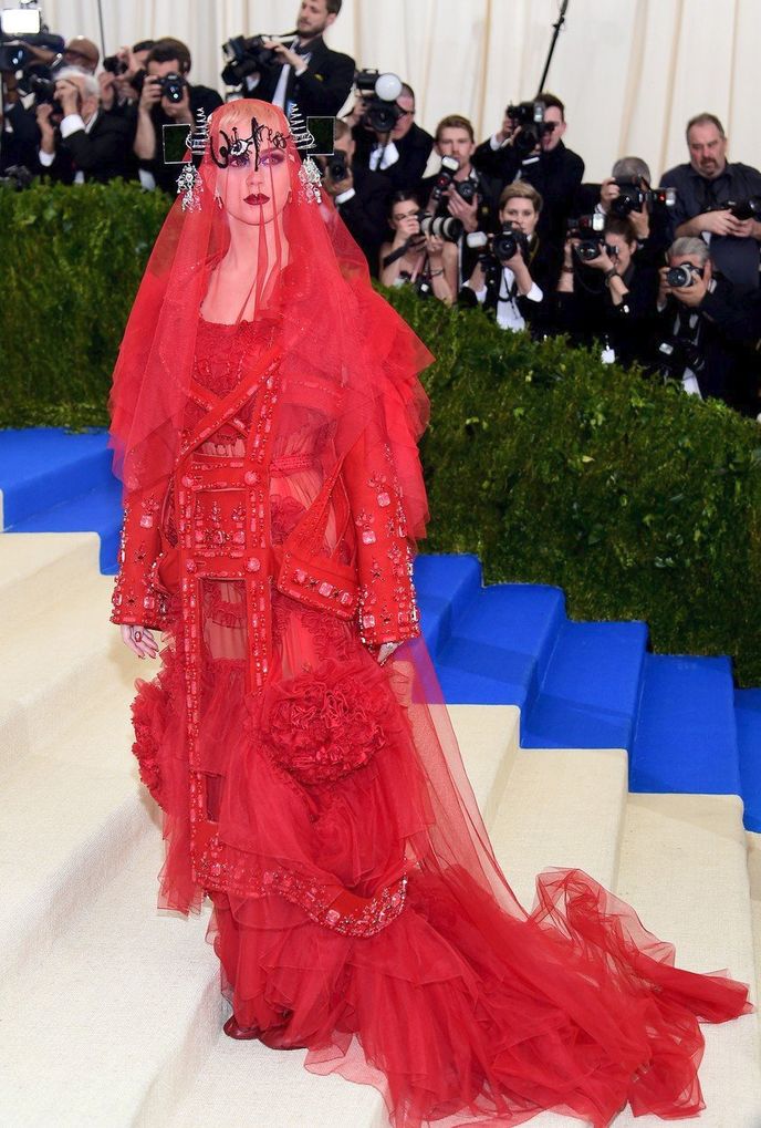 Katy Perry, 2017: Červené šaty Maison Margiela se závojem