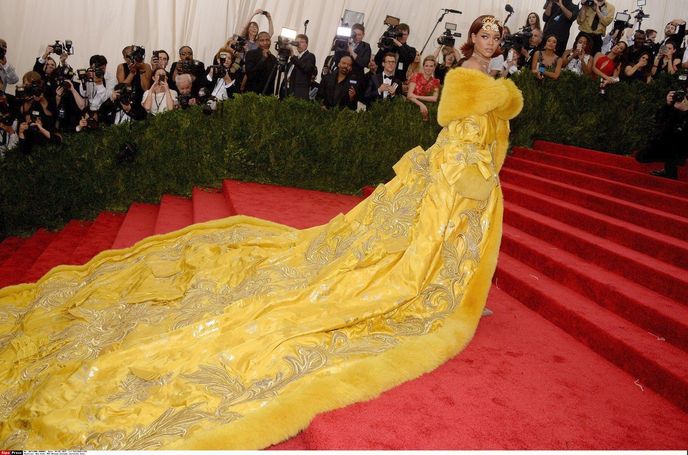 Rihanna, 2015: Žlutá hedvábná kápě od čínského návrháře Guo Pei