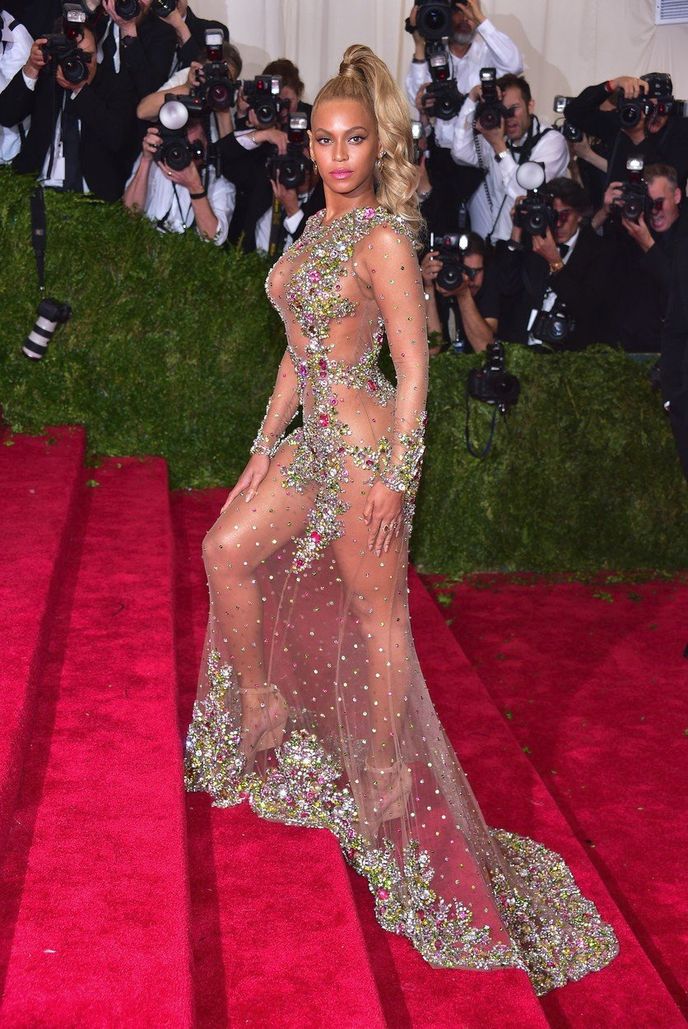 Beyoncé, 2015: Nahé šaty Givenchy zdobené květinami z drahých kamenů