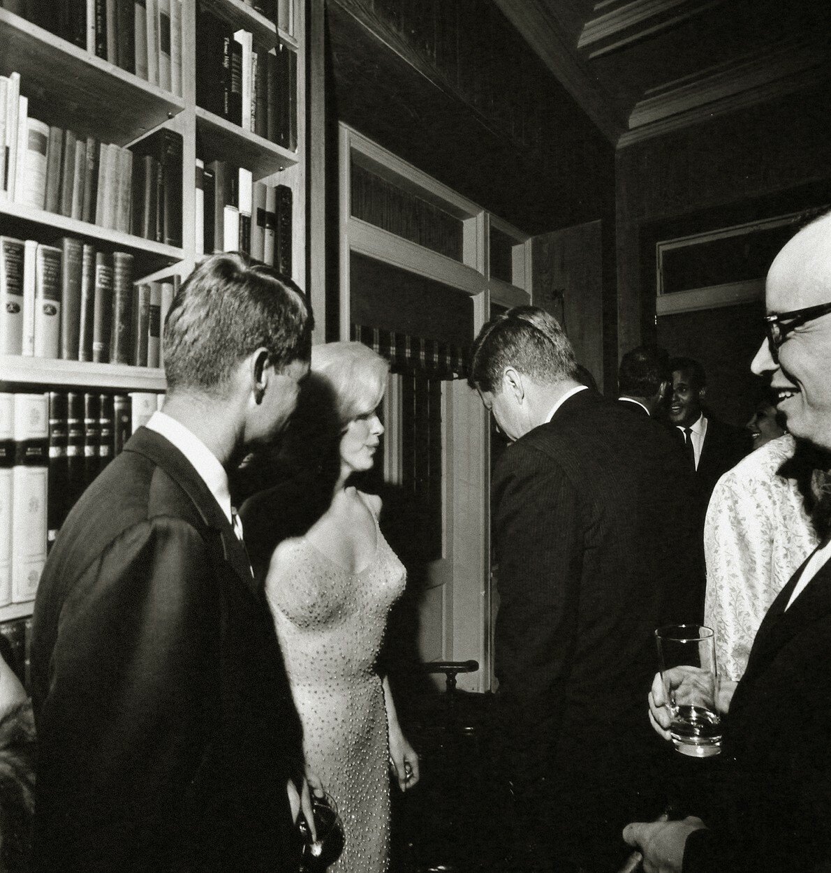 Kim oblékla zlatavou róbu jednoduché přiléhavé siluety, kterou oblékla v roce 1962 Marilyn Monroe. Tehdy se v nich vyjímala, když zpívala song „Happy Birthday Mr. President“ J. F. Kennedymu k jeho 45. narozeninám.