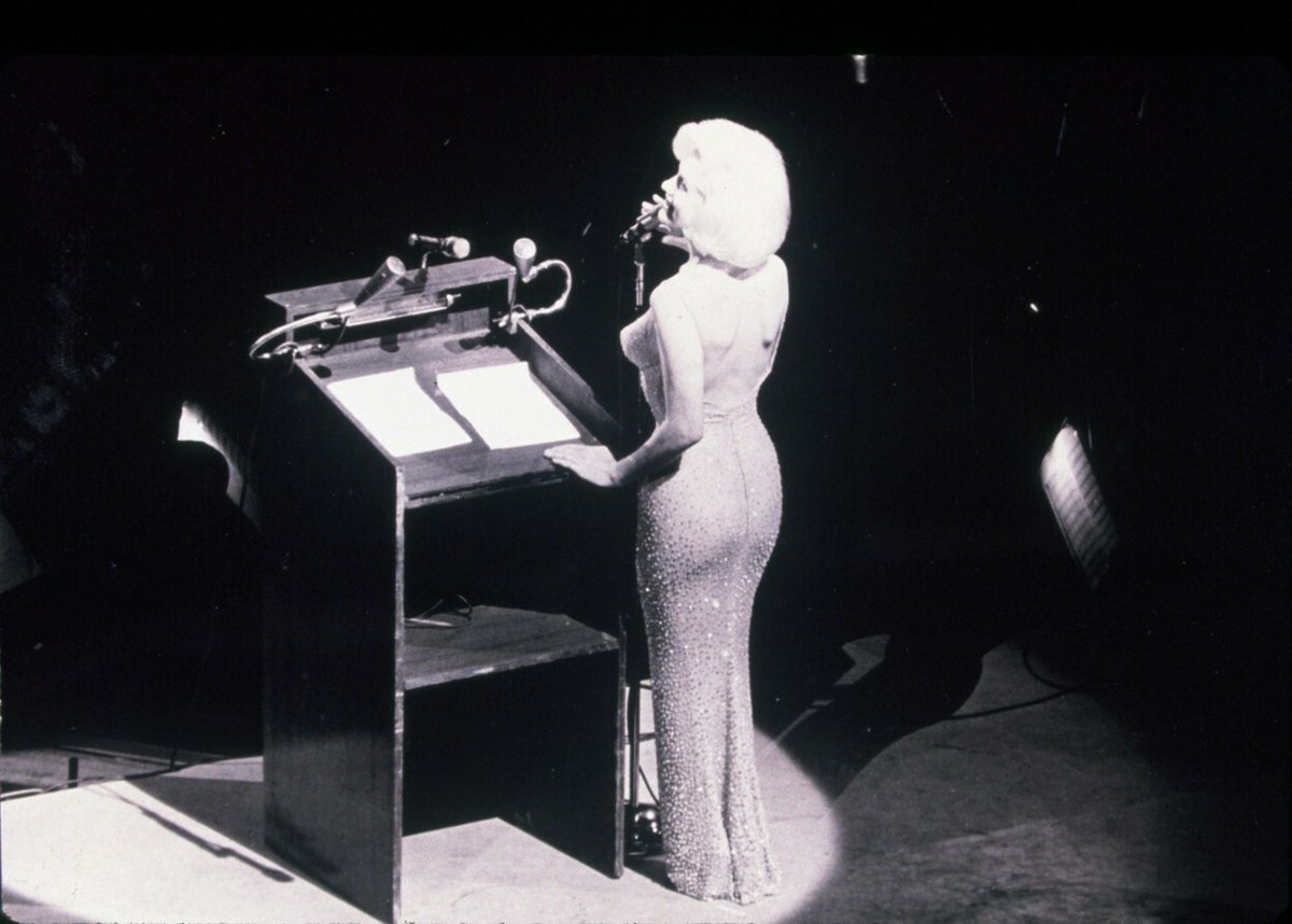 Kim oblékla zlatavou róbu jednoduché přiléhavé siluety, kterou oblékla v roce 1962 Marilyn Monroe. Tehdy se v nich vyjímala, když zpívala song „Happy Birthday Mr. President“ J. F. Kennedymu k jeho 45. narozeninám.