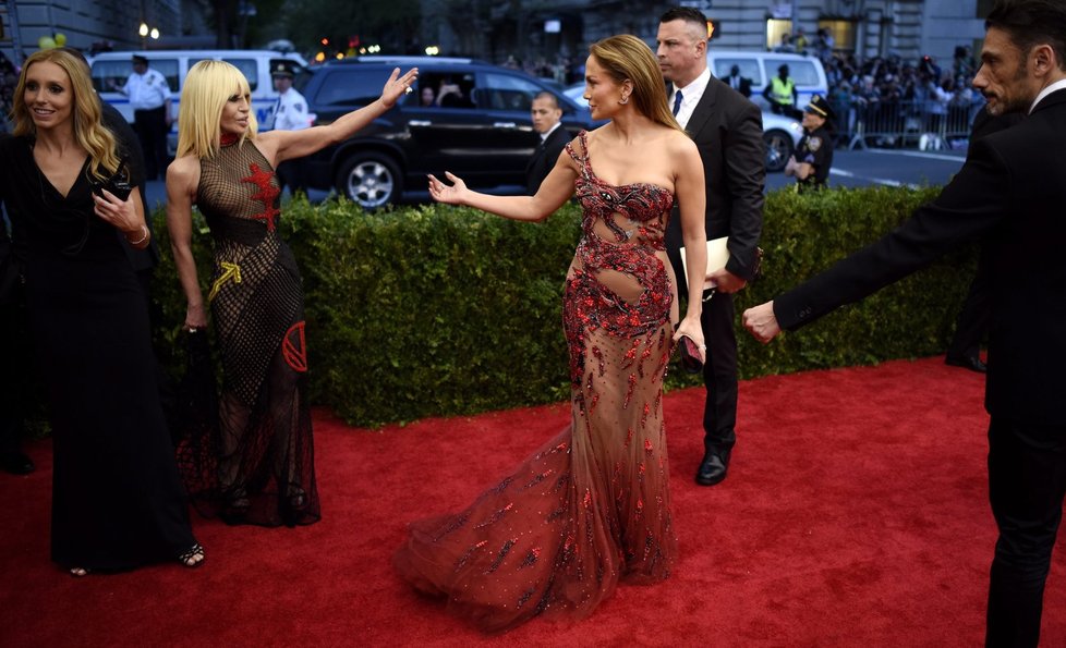 Jennifer Lopez a Donatella Versace