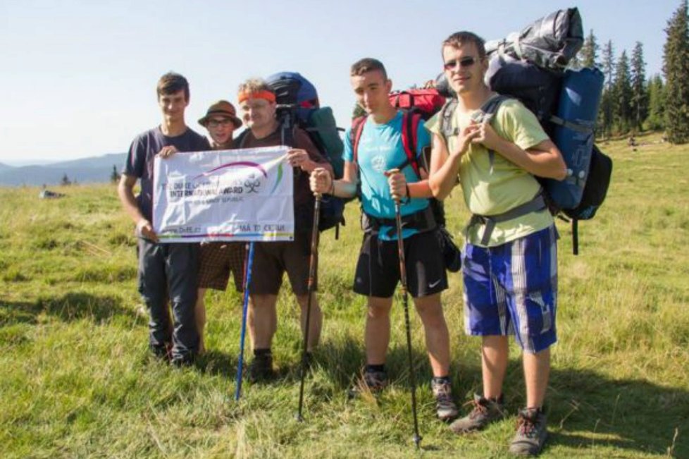 Roman Jordán se svým třídním učitelem a spolužáky na expedici v Rumunsku