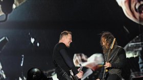 Metallica (vlevo kytarista Kirk Hammet, vpravo lídr kapely James Hetfield) nadchla hlavně starými peckami, nechyběla samozřejmě Nothing Else Matters