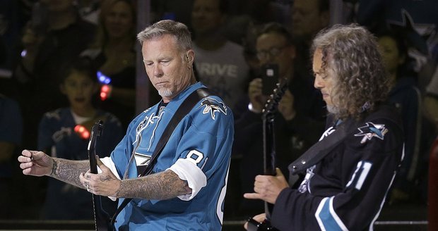 Metallica, respektive její polovina, si zahrála americkou hymnu během finále NHL.
