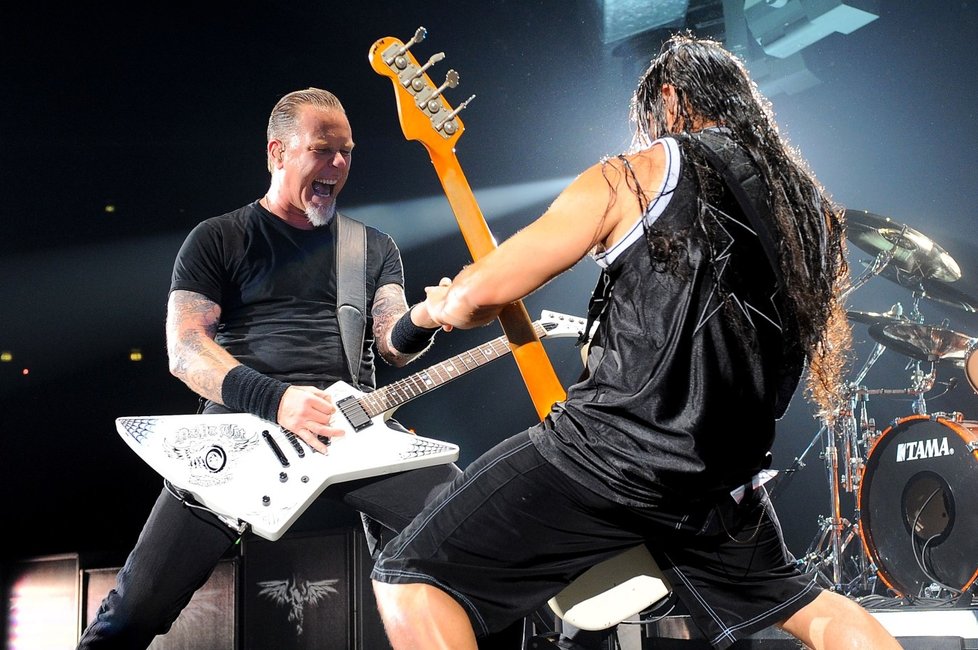 Metallica otřásá pražským stadionem Eden.