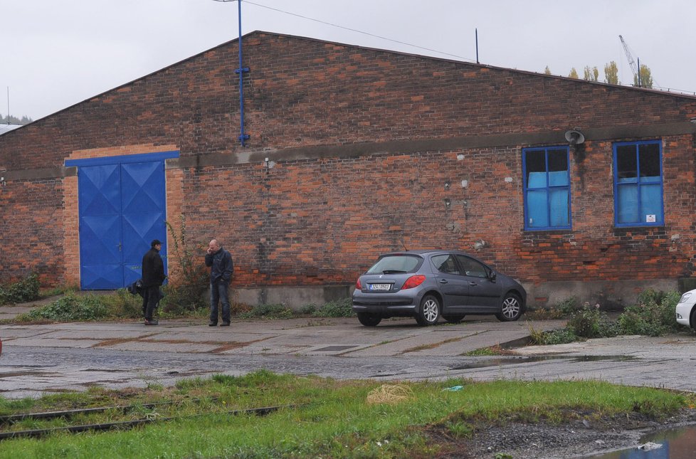 Podle informace mluvčí zlínské policie Jany Macalíkové byl sklad objeven na základě telefonického udání.