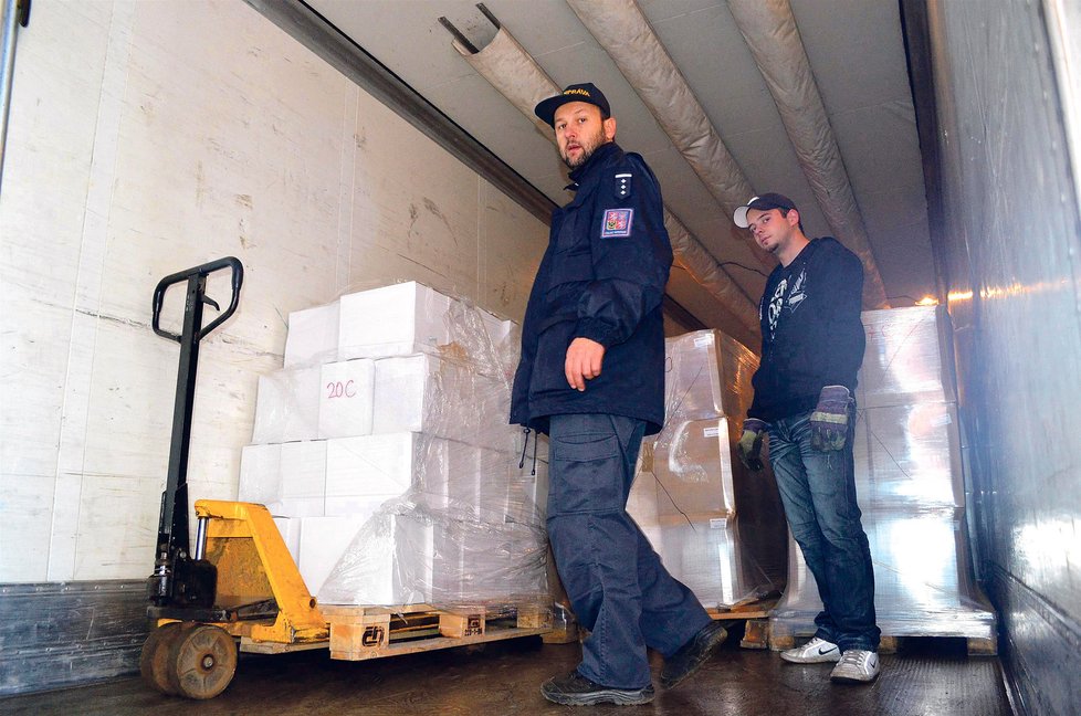 Celníci včera z nelegálního skladu vyváželi palety s pančovaným alkoholem