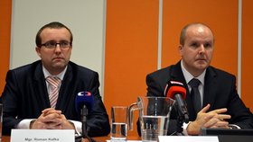 Dozorující žalobce Roman Kafka (vlevo) a  krajský státní zástupce Jan Sladký shrnuli metanolovou kauzu, která nyní míří před soud.