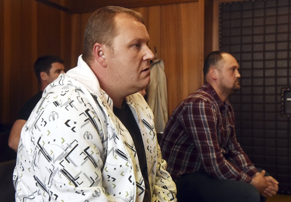 Krajský soud v Ostravě 9. května projednával případ dvou překupníků s otráveným alkoholem z Karvinska. Podle obžaloby Petr Hlava (vpravo) a Marek Ženíšek (vlevo) zavinili smrt jednoho člověka a zdravotní problémy čtyřem dalším.