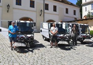 Na území Prahy 8 fungují tři nové čisticí stroje na zametání ulic.