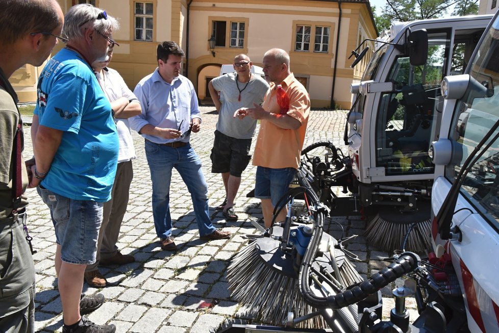 Na území Prahy 8 fungují tři nové čisticí stroje na zametání ulic.