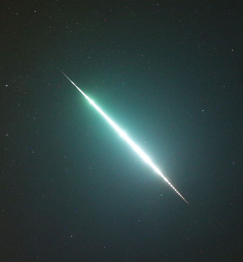 Severní část Čech, zvláště Jizerské hory, ozářil 8. listopadu 2020 večer velmi jasný meteor, tzv. bolid