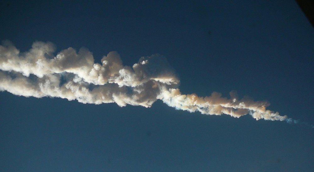 Meteorit hoří za bílého dne nad Čeljabinskem