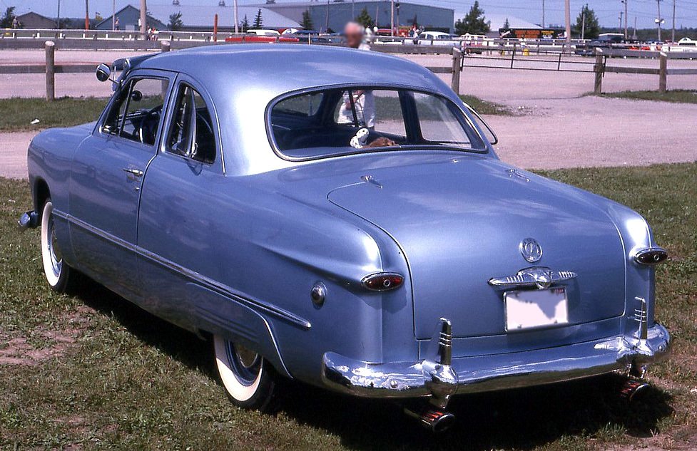 I zezadu bylo těžké rozeznat dvoudveřové kupé Meteor Custom od Fordu Custom.