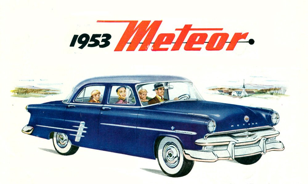 Proti fordům měl Meteor 1953 nad zadními koly tři lišty. Horní a dolní byla kratší.