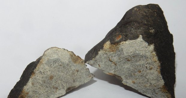 Meteorit, který váží 134 gramů, našel už loni Miroslav Maršík, Astronomický ústav Akademie věd ale oslovil až letos na konci března