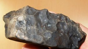 Meteorit Stubenberg, největší kus o hmotnosti 1.3 kg, který dopadl 6. 3. 2016 v Německu