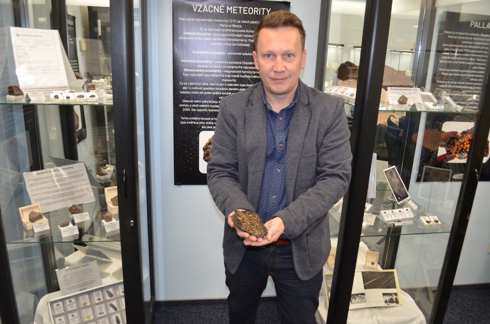 Jaroslav Filip s jedním z vystavených vzorků v novém muzeu meteoritů.