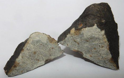 Nalezený meteorit ležel na poli a měl podobu kamene s černou kůrou.