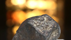 Úlomek meteoritu váží 142 gramů a měří 8 cm