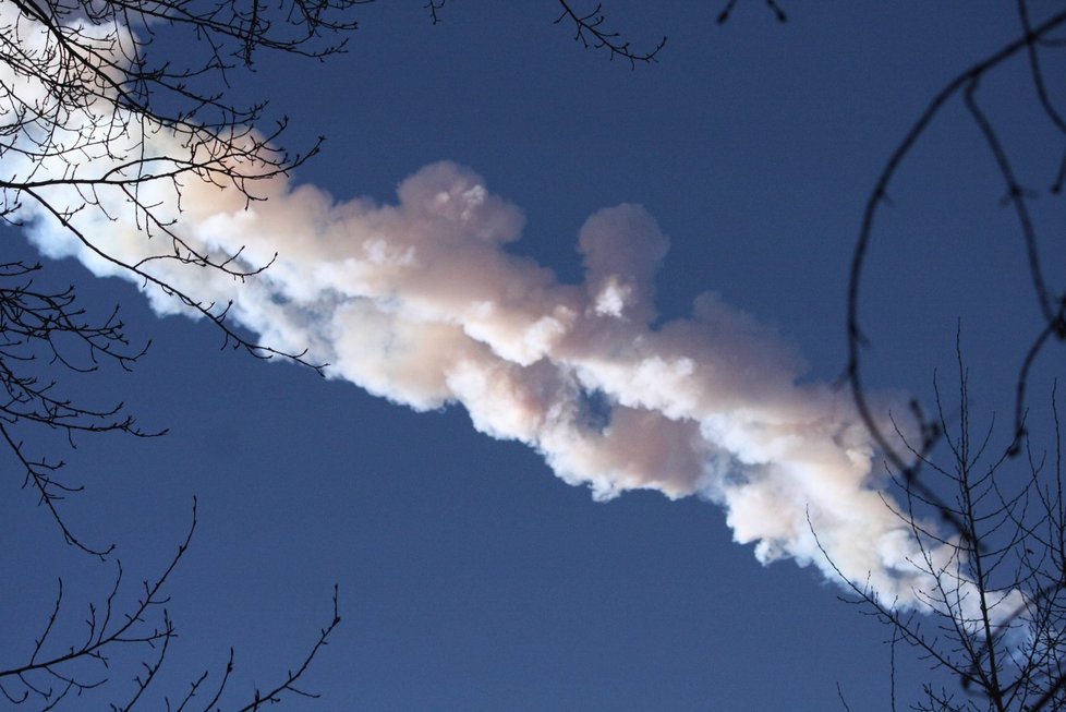 Tlaková vlna způsobená pádem meteoritu v Rusku na Urale zranila v únoru 2013 přes tisíc lidí a způsobil rozsáhlé materiální škody.