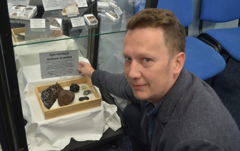 Jaroslav Filip drží nejvzácnější kus své sbírky, meteorit Pallasit Keňa.