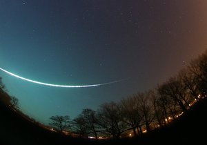 Nad Českou republikou proletěl minulý týden velmi jasný bolid. V atmosféře se rozpadl na menší části, které zřejmě dopadly na Českomoravskou vysočinu, poblíž Žďáru nad Sázavou. Astronomický ústav žádá veřejnost, aby pomohla meteority nalézt.