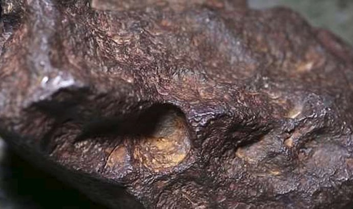 Z kamene, který se několik desítek let používal jako zarážka dveří, se vyklubal drahocenný meteorit