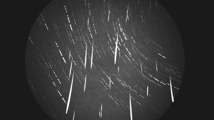 Složený snímek zachycující 23 Geminid zaznamenaných během 40 minut automatickou videokamerou na hvězdárně v Kunžaku 13. prosince 2017