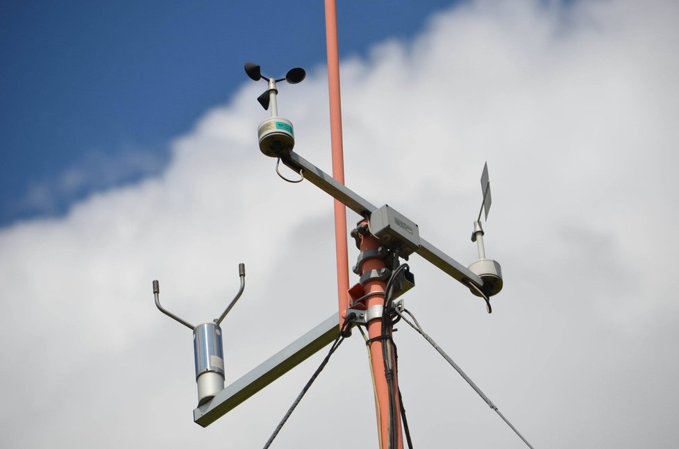 Meteorologický stožár měří 9 metrů. Nahoře jsou přístroje na měření směru a rychlosti větru.