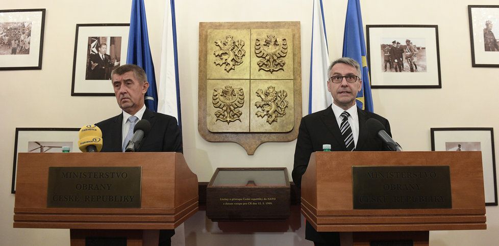 Premiér Andrej Babiš (ANO) a ministr obrany Lubomír Metnar (za ANO; 28. 6. 2020)