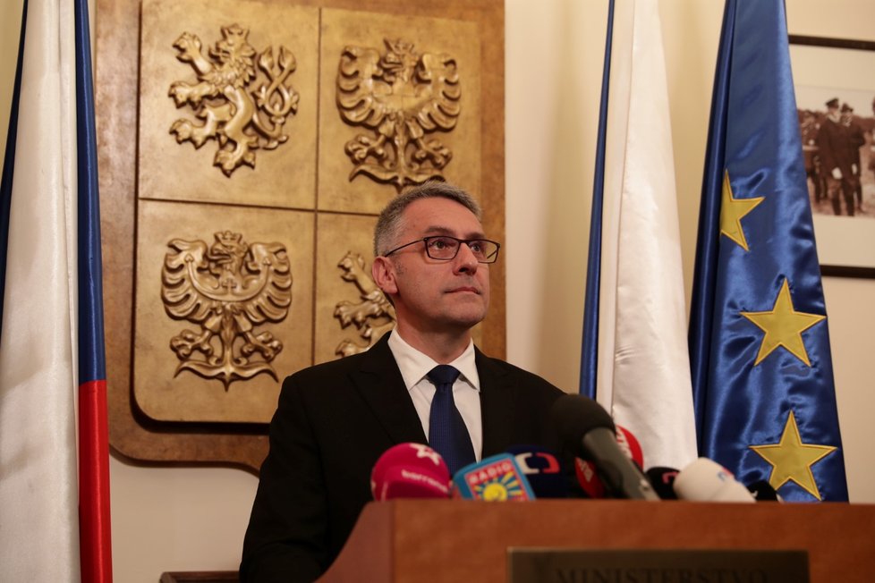 Ministr obrany Lubomír Metnar vysvětluje svá pochybení při psaní diplomové práce. O plagiát podle posudků nejde