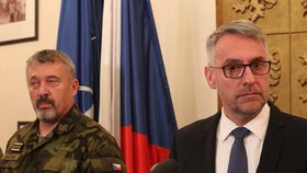 Ministr obrany Lubomír Metnar a náčelník generálního štábu Aleš Opata vysvětlovali okolnosti, za jakých zemřel v Afghánistánu další český voják. Kynologa zabil muž v afghánské uniformě ze vzdálenosti zhruba 80 až 100 metrů (23. 10. 2018)