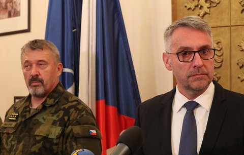 Česko nedodrží Babišův a Zemanův slib. Na svou obranu dá méně, než chce NATO