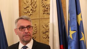 Ministr obrany Lubomír Metnar seznamuje veřejnost s podrobnostmi o zabití dalšího českého vojáka na zahraniční misi v Afghánistánu (23. 10. 2018)