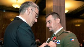 Ministr Lubomír Metnar předával v neděli vojenská vyznamenání.