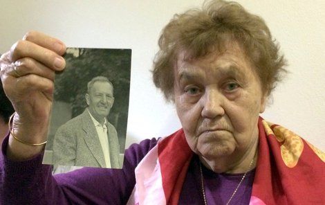 Dcera Metoděje Hlobílka Eliška Kolečkářová (86) s fotkou svého tatínka.